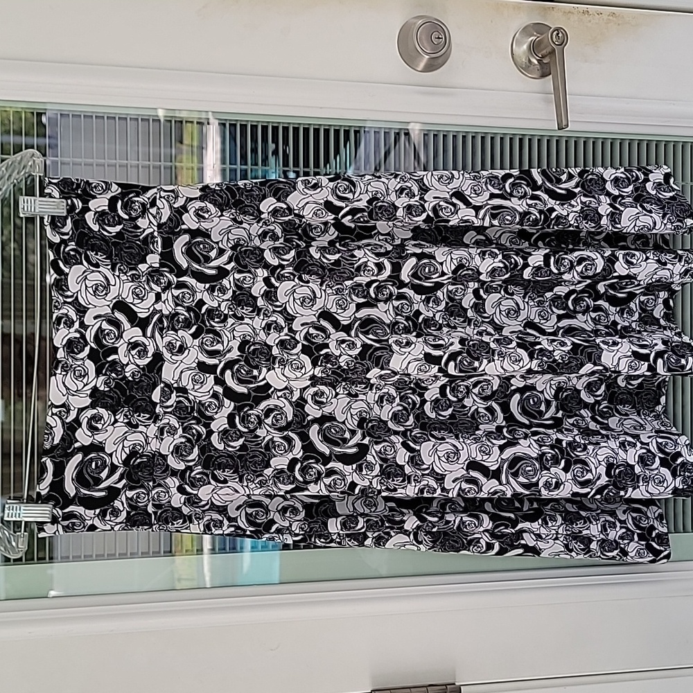 LuLaRoe Black and White Rose Print Flowy Simply Comfortable Midi Skirt Sz M - Picture 5 of 7